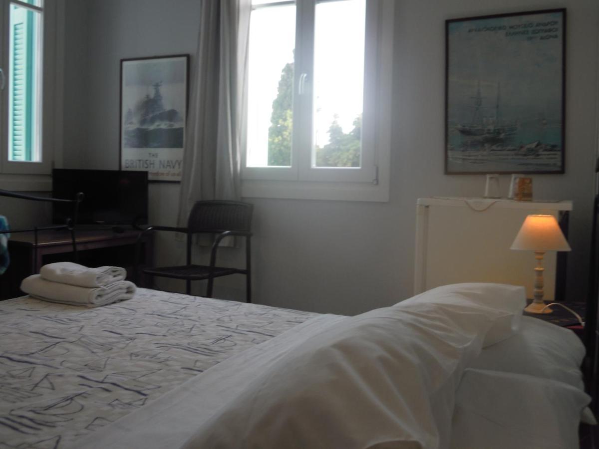 Blue Dolphin Hotell Batsíon Eksteriør bilde