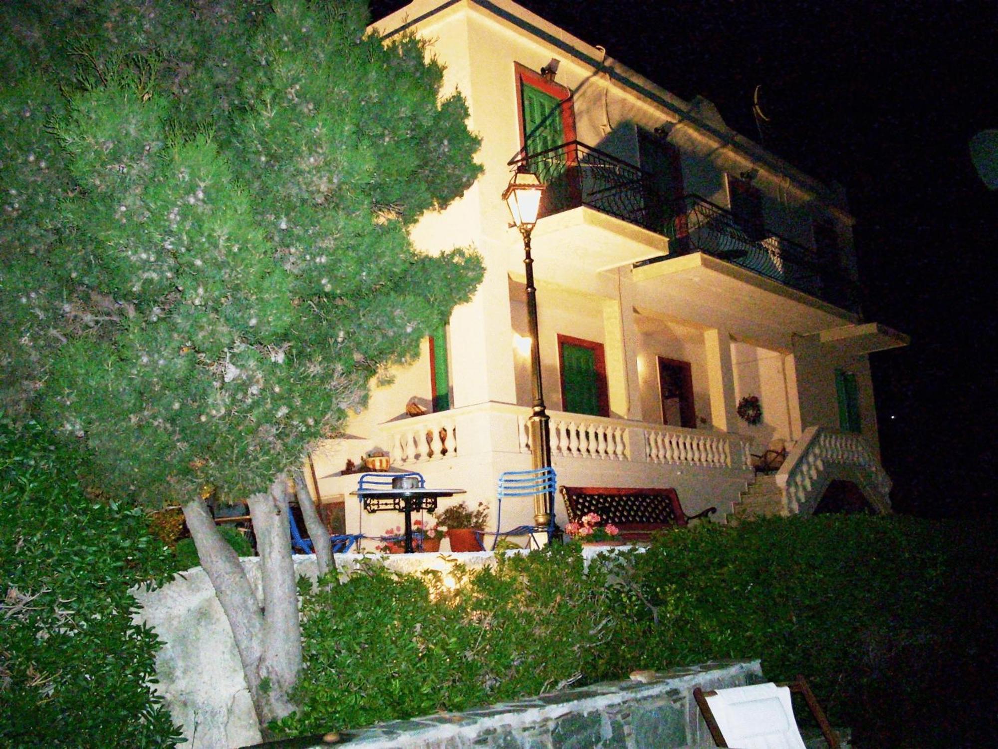 Blue Dolphin Hotell Batsíon Eksteriør bilde