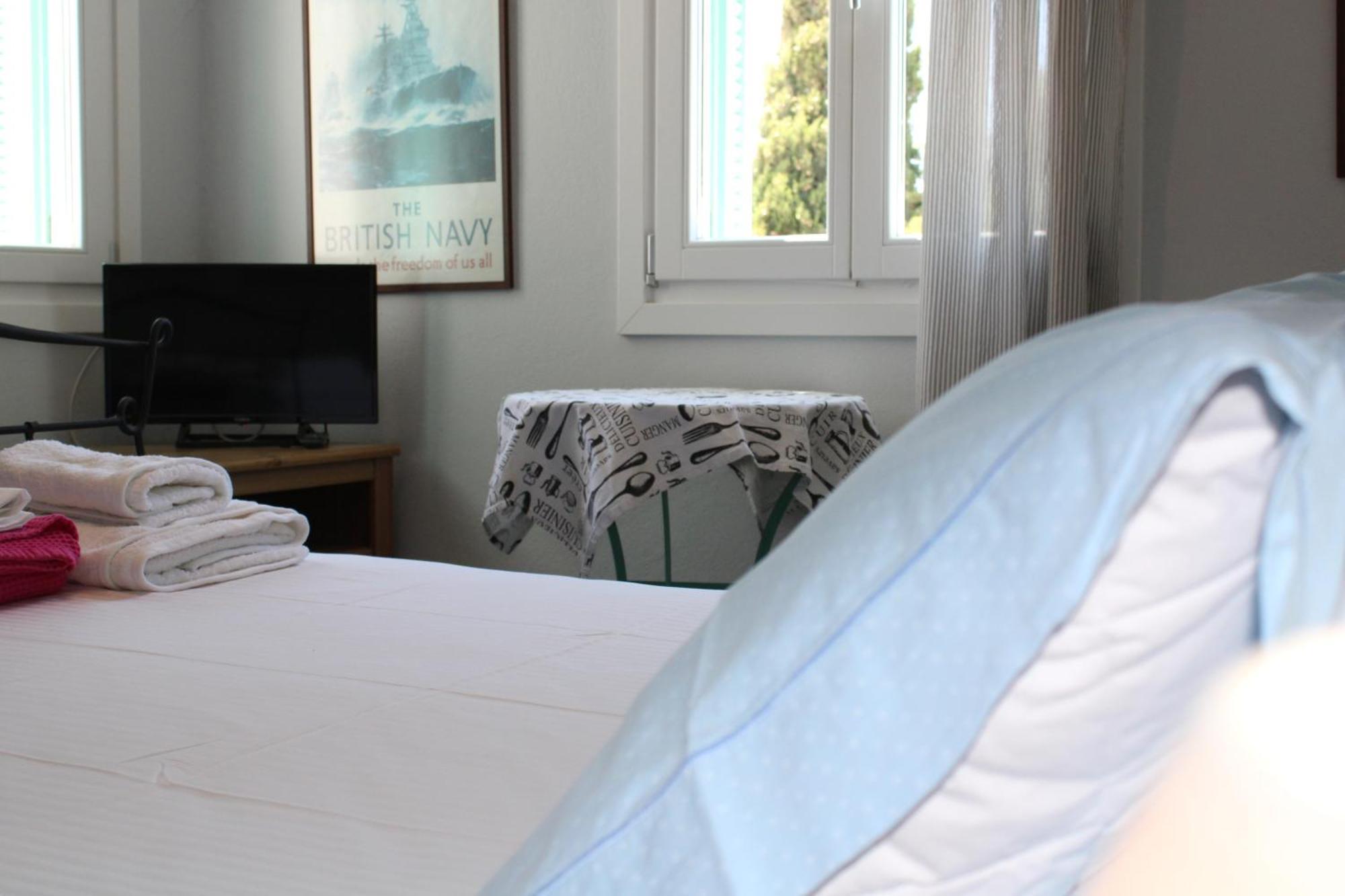 Blue Dolphin Hotell Batsíon Eksteriør bilde